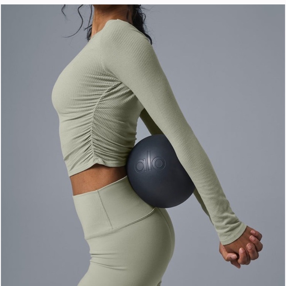 Alo Yoga Gather Long Sleeve size Large in Limestone